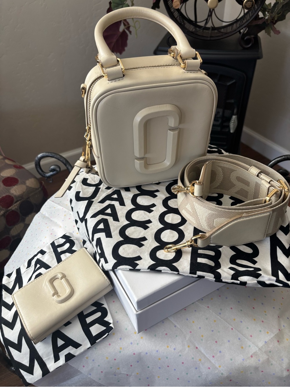 Marc Jacobs THE CUBE Beige matching with Beige WALLET♥️ - Picture 3 of 16